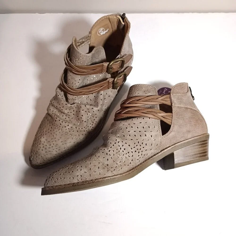 Blowfish Malibu  Stacie ankle booties in a sea mushroom/taupe Size 9  New